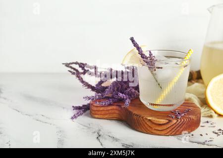 Glas frischer Lavendellimonade mit Blumen auf weißem Hintergrund Stockfoto