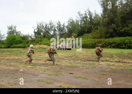 Honolulu, Hawaii, USA. Juli 2024. Zwei US-amerikanische und eine peruanische Marine-Praxis sichern einen Einführungspunkt an der Bellows Air Force Station. RIMPAC 2024 (Credit Image: © J. Matt/ZUMA Press Wire) NUR ZUR REDAKTIONELLEN VERWENDUNG! Nicht für kommerzielle ZWECKE! Stockfoto