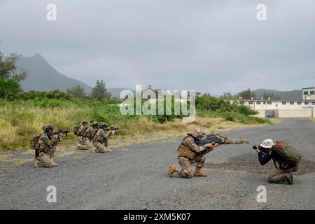 Honolulu, Hawaii, USA. Juli 2024. US-amerikanische und peruanische Marinesoldaten üben die Sicherung eines Einführungspunktes an der Bellows Air Force Station unter dem Erröten eines hawaiianischen Regenbogens. RIMPAC 2024 (Credit Image: © J. Matt/ZUMA Press Wire) NUR ZUR REDAKTIONELLEN VERWENDUNG! Nicht für kommerzielle ZWECKE! Stockfoto