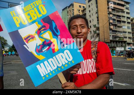 Caracas, Miranda, Venezuela. Juli 2024. Abschluss des Wahlkampfes in Venezuela. Anhänger von Präsident Nicolas Maduro spazieren am letzten Wahlkampftag durch die Stadt Caracas. Die Präsidentschaftswahlen finden am Sonntag, dem 28. Juli, statt. (Kreditbild: © Jimmy Villalta/ZUMA Press Wire) NUR REDAKTIONELLE VERWENDUNG! Nicht für kommerzielle ZWECKE! Stockfoto