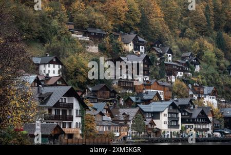 Hallstatt, Österreich - 31. Oktober 2023 : Ein malerisches Dorf in den österreichischen Alpen, mit traditionellen Holzhäusern am Hang. Das A Stockfoto