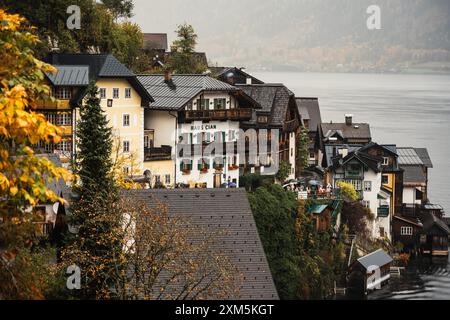 Hallstatt, Österreich - 31. Oktober 2023 : charmantes Dorf in Hallstatt, Österreich, eingebettet an einem See mit Bergen im Hintergrund. Stockfoto