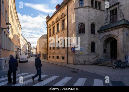 Regensburg, Deutschland - 06. November 2023 : Ein Fußgängerübergang in Regensburg mit zwei Männern zu Fuß und Fahrrädern geparkt. Stockfoto