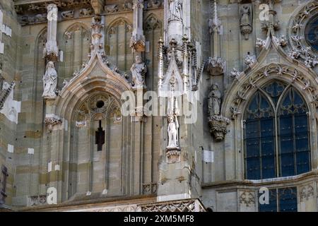 Regensburg, Deutschland - 06. November 2023 : kunstvolle Steinmetzarbeiten und Skulpturen zieren die Fassade einer Kirche in Regensburg. Stockfoto