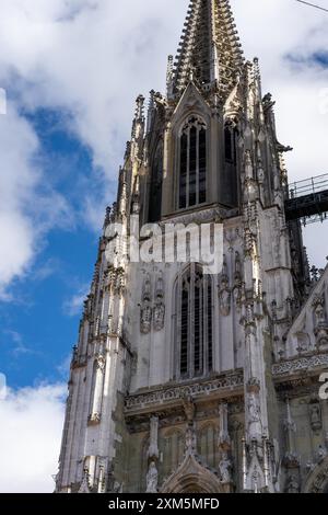 Regensburg, Deutschland - 06. November 2023 : das komplizierte Mauerwerk eines hochaufragenden Turms in Regensburg. Stockfoto