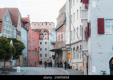 Regensburg, Deutschland - 06. November 2023 : Eine Kopfsteinpflasterstraße in Regensburg, die von historischen Gebäuden gesäumt ist. Stockfoto