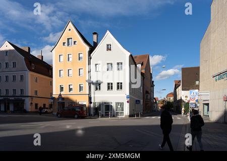 Regensburg, Deutschland - 06. November 2023 : Eine sonnige Straßenszene in Regensburg, mit bunten Gebäuden und Fußgängern. Stockfoto