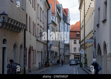 Regensburg, Deutschland - 06. November 2023 : Eine enge, kopfsteingepflasterte Straße, die von historischen Gebäuden in Regensburg gesäumt ist. Stockfoto