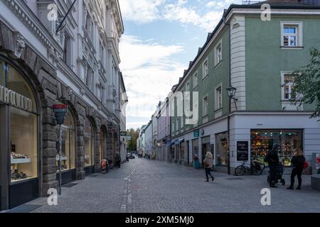 Regensburg, Deutschland - 06. November 2023 : Eine kopfsteingepflasterte Straße in Regensburg, gesäumt von historischen Gebäuden und Geschäften. Stockfoto