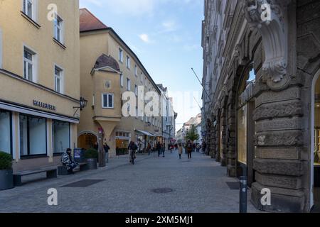 Regensburg, Deutschland - 06. November 2023 : Eine kopfsteingepflasterte Straße in Regensburg, gesäumt von historischen Gebäuden. Stockfoto