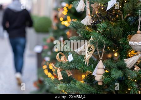 Regensburg, Deutschland - 06. November 2023 : Ein geschmückter Weihnachtsbaum in Regensburg mit Lichtern und handgefertigten Ornamenten. Stockfoto