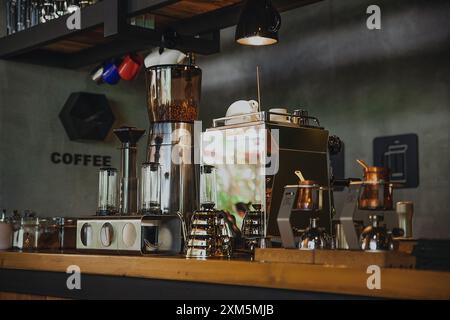 Alanya, Türkei, 15. September 2020: Eine Theke mit Kaffeemaschine und Brühausrüstung in einem stilvollen Coffee Shop Stockfoto