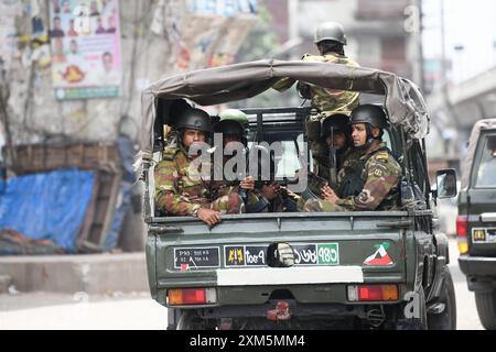 Dhaka, Bangladesch. Juli 2024. Bangladeschische Soldaten werden während der nationalen Ausgangssperre auf Patrouille gesehen. Die Regierung Bangladeschs verhängte am 20. Juli 2024 eine landesweite Ausgangssperre wegen eskalierender Gewalt und Proteste. Ab dem 24. Juli 2024 lockerte Bangladesch nach tödlichen Protesten in der vergangenen Woche eine landesweite Ausgangssperre, wodurch der wichtige Bekleidungssektor und die Banken wieder geöffnet werden konnten, während die Regierung versucht, die Wirtschaft wieder auf Kurs zu bringen und den Rückgang der Devisenreserven einzudämmen. Quelle: SOPA Images Limited/Alamy Live News Stockfoto