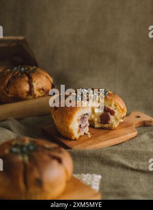 Das Knoblauchbrot wurde in Scheiben geschnitten und auf ein hölzernes Schneidebrett gelegt Stockfoto