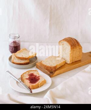 Eine Scheibe Brot mit Marmelade oder Marmelade darauf Stockfoto