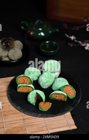 Eine Nahaufnahme von mehreren Mochi-Stücken auf einem Teller Stockfoto