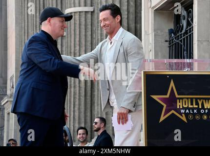 Los Angeles, Usa. Juli 2024. Der Produzent Kevin Feige (L) wird am Donnerstag, den 25. Juli 2024, vom Schauspieler Hugh Jackman bei einer Enthüllungszeremonie zum 2.785. Star des Hollywood Walk of Fame in Los Angeles gratuliert. Foto: Jim Ruymen/UPI Credit: UPI/Alamy Live News Stockfoto