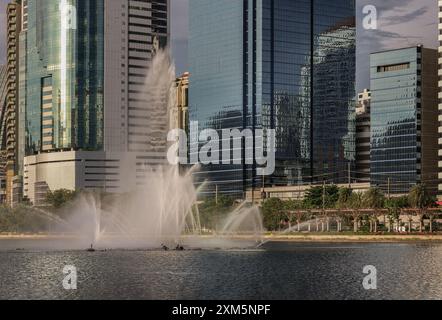 Bangkok, Thailand - 22. Juni 2024 - Bürogebäude im Stadtbild mit moderner Architektur mit Teichbrunnen. Malerische Aussicht auf Wolkenkratzer und Stockfoto