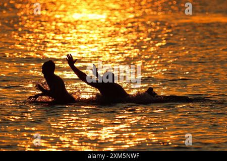 St. Petersburg, Russland. Juli 2024. Während des Sonnenuntergangs schwimmen die Menschen im Golf von Finnland. (Foto von Artem Priakhin/SOPA Images/SIPA USA) Credit: SIPA USA/Alamy Live News Stockfoto