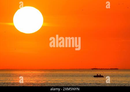 St. Petersburg, Russland. Juli 2024. Die Menschen segeln während des Sonnenuntergangs auf einem Boot im Golf von Finnland. (Foto von Artem Priakhin/SOPA Images/SIPA USA) Credit: SIPA USA/Alamy Live News Stockfoto