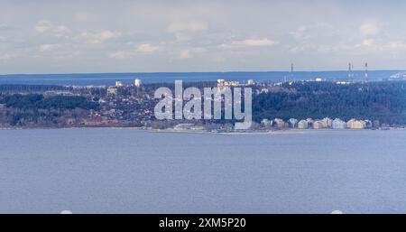 Der Blick auf Tolyatti (Togliatti), eine Stadt an der Wolga, Russland, mit dem großen Gewässer und dem Stadtpanorama, in der Oblast Samara. Stockfoto