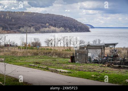 Das Feld und die alte Holzhütte neben dem Ufer des Wolga-Flusses in der Nähe von Zhiguli, Samara Oblast, Russland. Stockfoto