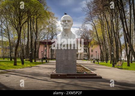 Die alte Statue von Wladimir Lenin, einem sowjetischen kommunistischen Führer (mit dem Wort "Lenin" auf Russisch) im grünen Park in der Oblast Schihulevsk, Russland, Samara Stockfoto