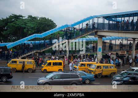 Leichter Verkehr entlang des Lagos Ibadan Expressway, wo Menschen nach der Arbeit nach Hause kommen, Nigeria, 20. Juli 2023. Der Kraftstoffpreis stieg auf 680 Naira Stockfoto