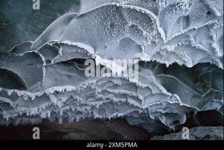 Eis in der Castner Cave an einem Wintertag in Alaska. Stockfoto