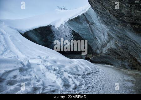 Seite des Eingangs zur Castner Cave an einem kalten Wintertag in Alaska. Stockfoto