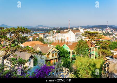 Schöne Häuser mit Ziegeldächern in der Stadt da Lat (Dalat) Stockfoto