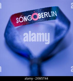 Berlin, Deutschland. Juli 2024. Ein Armband liegt auf einem Tisch im Dong Xuan Center während der Eröffnung des Vietnamesisch-deutschen Popkultur Festivals 'Song o Berlin'. Auf dem Tisch. Vom 25. Bis 28. Juli werden Musik, Comedy, Kino, darstellende Kunst und kulinarische Köstlichkeiten von einer jungen Künstlergeneration präsentiert, die in Berlin aufgewachsen ist, aber von beiden kulturellen Welten beeinflusst ist. Quelle: Soeren Stache/dpa/Alamy Live News Stockfoto