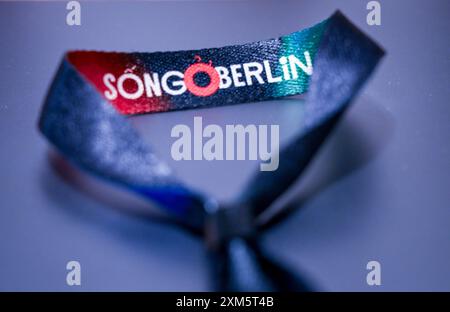 Berlin, Deutschland. Juli 2024. Ein Armband liegt auf einem Tisch im Dong Xuan Center während der Eröffnung des Vietnamesisch-deutschen Popkultur Festivals 'Song o Berlin'. Auf dem Tisch. Vom 25. Bis 28. Juli werden Musik, Comedy, Kino, darstellende Kunst und kulinarische Köstlichkeiten von einer jungen Künstlergeneration präsentiert, die in Berlin aufgewachsen ist, aber von beiden kulturellen Welten beeinflusst ist. Quelle: Soeren Stache/dpa/Alamy Live News Stockfoto