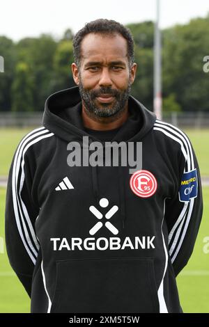 Trainer Daniel Thioune ( Fortuna Düsseldorf ). Deutschland, Fussball, Fortuna Düsseldorf Teampraesentation Saison 2024/25, 25.07.2024 DFL/DFB-VORSCHRIFTEN VERBIETEN JEDE VERWENDUNG VON FOTOGRAFIEN ALS BILDSEQUENZEN UND/ODER QUASI-VIDEO Foto: Eibner-Pressefoto/Thomas Thienel Stockfoto