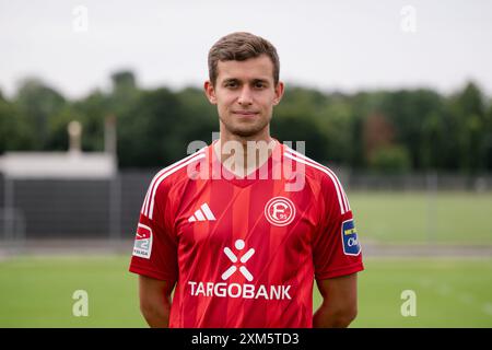 Düsseldorf, Deutschland. Juli 2024. Fußball: Bundesliga 2, Fortuna Düsseldorf Fotoshooting. Tim Oberdorf. Hinweis: Marius Becker/dpa – WICHTIGER HINWEIS: gemäß den Vorschriften der DFL Deutscher Fußball-Liga und des DFB Deutscher Fußball-Bundes ist es verboten, im Stadion und/oder des Spiels aufgenommene Fotografien in Form von sequenziellen Bildern und/oder videoähnlichen Fotoserien zu verwenden oder zu nutzen./dpa/Alamy Live News Stockfoto