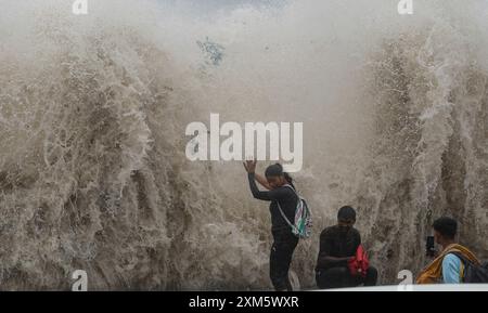 Mumbai, Indien. Juli 2024. MUMBAI, INDIEN - 25. JULI: Fußgänger tauchen während der Flut am Marine Drive am 25. Juli 2024 in Mumbai, Indien. (Foto: Anshuman Poyrekar/Hindustan Times/SIPA USA) Credit: SIPA USA/Alamy Live News Stockfoto