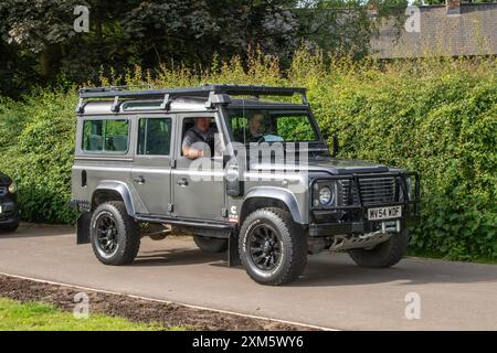 2004 Grey Land Rover Defender 110 TD5 XS, Diesel-SUV mit 2776 ccm, angetrieben von einem 2,5-Liter-Dieselmotor mit Turbolader Stockfoto