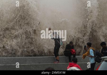 Mumbai, Indien. Juli 2024. MUMBAI, INDIEN - 25. JULI: Fußgänger tauchen während der Flut am Marine Drive am 25. Juli 2024 in Mumbai, Indien. (Foto: Anshuman Poyrekar/Hindustan Times/SIPA USA) Credit: SIPA USA/Alamy Live News Stockfoto