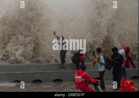 Mumbai, Indien. Juli 2024. MUMBAI, INDIEN - 25. JULI: Fußgänger tauchen während der Flut am Marine Drive am 25. Juli 2024 in Mumbai, Indien. (Foto: Anshuman Poyrekar/Hindustan Times/SIPA USA) Credit: SIPA USA/Alamy Live News Stockfoto