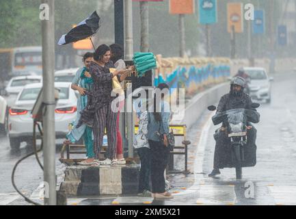Mumbai, Indien. Juli 2024. MUMBAI, INDIEN - 25. JULI: Fußgängerabkommen mit böigem Wind und starkem Regen am Marine Drive, am 25. Juli 2024 in Mumbai, Indien. (Foto: Anshuman Poyrekar/Hindustan Times/SIPA USA) Credit: SIPA USA/Alamy Live News Stockfoto