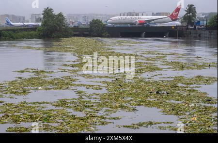 Mumbai, Indien. Juli 2024. MUMBAI, INDIEN - 25. JULI: Flüge sind bereit für den Start auf der Landebahn auf dem Mithi-Fluss, Mithi-Fluss ist 2,65 Meter entfernt. Sie liegt etwa einen Meter unterhalb der Gefahrenmarke, die sich 3,5 am 25. Juli 2024 in Mumbai, Indien, bei Kranti Nagar, Kurla, befindet. (Foto: Satish Bate/Hindustan Times/SIPA USA) Credit: SIPA USA/Alamy Live News Stockfoto