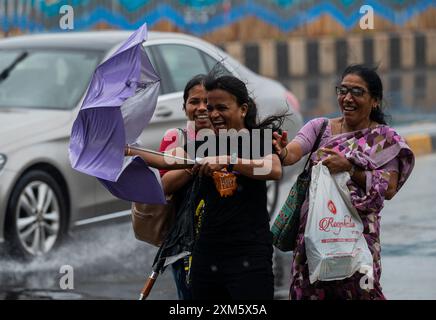 Mumbai, Indien. Juli 2024. MUMBAI, INDIEN - 25. JULI: Fußgängerabkommen mit böigem Wind und starkem Regen am Marine Drive, am 25. Juli 2024 in Mumbai, Indien. (Foto: Anshuman Poyrekar/Hindustan Times/SIPA USA) Credit: SIPA USA/Alamy Live News Stockfoto