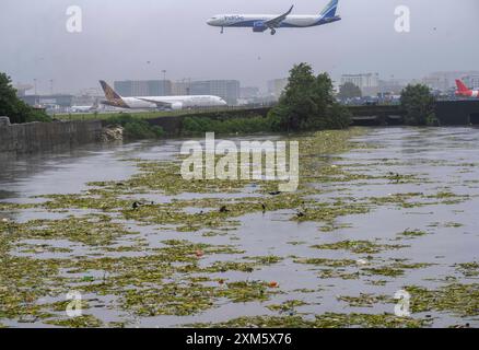 Mumbai, Indien. Juli 2024. MUMBAI, INDIEN - 25. JULI: Flüge sind bereit für den Start auf der Landebahn auf dem Mithi-Fluss, Mithi-Fluss ist 2,65 Meter entfernt. Sie liegt etwa einen Meter unterhalb der Gefahrenmarke, die sich 3,5 am 25. Juli 2024 in Mumbai, Indien, bei Kranti Nagar, Kurla, befindet. (Foto: Satish Bate/Hindustan Times/SIPA USA) Credit: SIPA USA/Alamy Live News Stockfoto