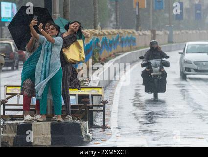 Mumbai, Indien. Juli 2024. MUMBAI, INDIEN - 25. JULI: Fußgängerabkommen mit böigem Wind und starkem Regen am Marine Drive, am 25. Juli 2024 in Mumbai, Indien. (Foto: Anshuman Poyrekar/Hindustan Times/SIPA USA) Credit: SIPA USA/Alamy Live News Stockfoto