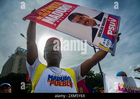 Caracas, Miranda, Venezuela. Juli 2024. Abschluss des Wahlkampfes in Venezuela. Anhänger von Präsident Nicolas Maduro spazieren am letzten Wahlkampftag durch die Stadt Caracas. Die Präsidentschaftswahlen finden am 28. Juli statt. (Kreditbild: © Jimmy Villalta/ZUMA Press Wire) NUR REDAKTIONELLE VERWENDUNG! Nicht für kommerzielle ZWECKE! Stockfoto