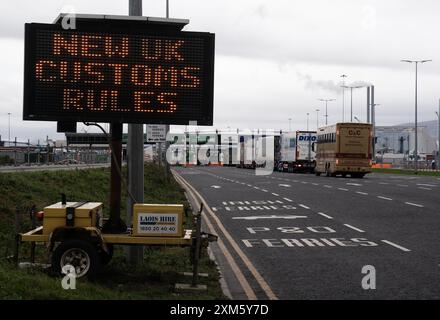 Aktenfoto vom 07/24 mit einem Schild, das die Menschen an die neuen britischen Zollvorschriften für Einfuhren aus der Republik Irland im Hafen Dublin erinnert. Das Vereinigte Königreich hat sich zusammen mit fast 100 anderen Ländern bereit erklärt, neue digitale Zollsysteme einzusetzen, die Milliarden Pfund einsparen und den internationalen Handel rationalisieren könnten. Ausgabedatum: Freitag, 26. Juli 2024. Stockfoto