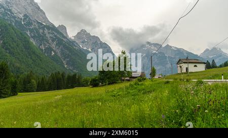 Unter dem majestätischen Gipfel des Cimon del Froppa entfaltet sich die Landschaft der Dolomiten in all ihrer rauen, natürlichen Pracht Stockfoto