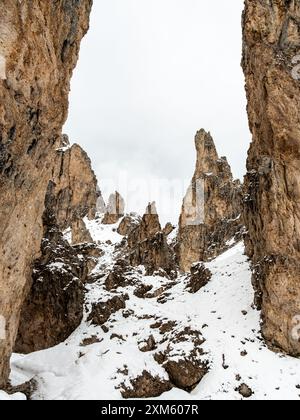 Erleben Sie den Zauber des Juni in den Dolomiten: Wandern Sie auf den verschneiten Pfaden der CIR-Gruppe unter einer Wolkendecke Stockfoto