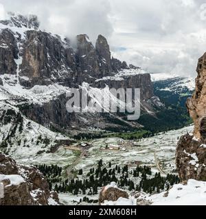 Der schneebedeckte Gardenapass im Juni entfaltet sich unten, vom CIR Group Trail aus gesehen, und zeigt ein winterliches Wunderland in den Dolomiten. Stockfoto