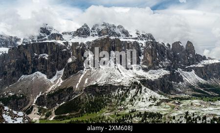 Erleben Sie den atemberaubenden Anblick der Sellagruppe Corvara vom CIR Group Trail aus, wo die majestätischen Gipfel vor der ruhigen Kulisse des DO aufsteigen Stockfoto